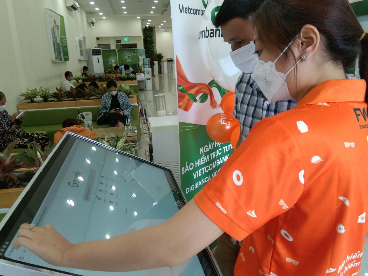 Khách hàng của Vietcombank dễ dàng tham gia bảo hiểm FWD thông qua các nền tảng số