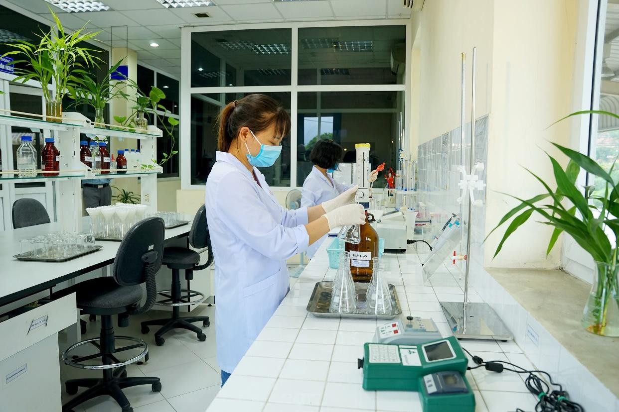 Nhà máy quản lý nguyên liệu theo quy trình một vòng tròn khép kín với 100% nguyên liệu đầu vào được lấy mẫu phân tích và kiểm tra chất lượng.