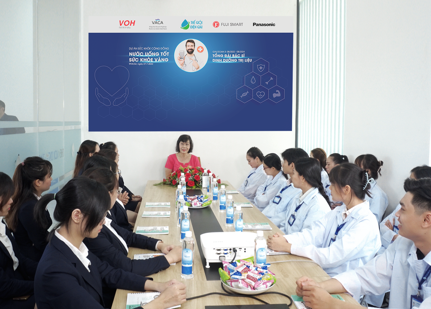 Bác sĩ Lê Kim Huệ, Giám đốc chuyên môn dinh dưỡng trị liệu của dự án trình bày kế hoạch tư vấn sức khoẻ