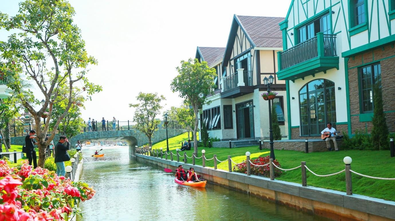 Du khách chèo thuyền kayak tại sông Lagoon