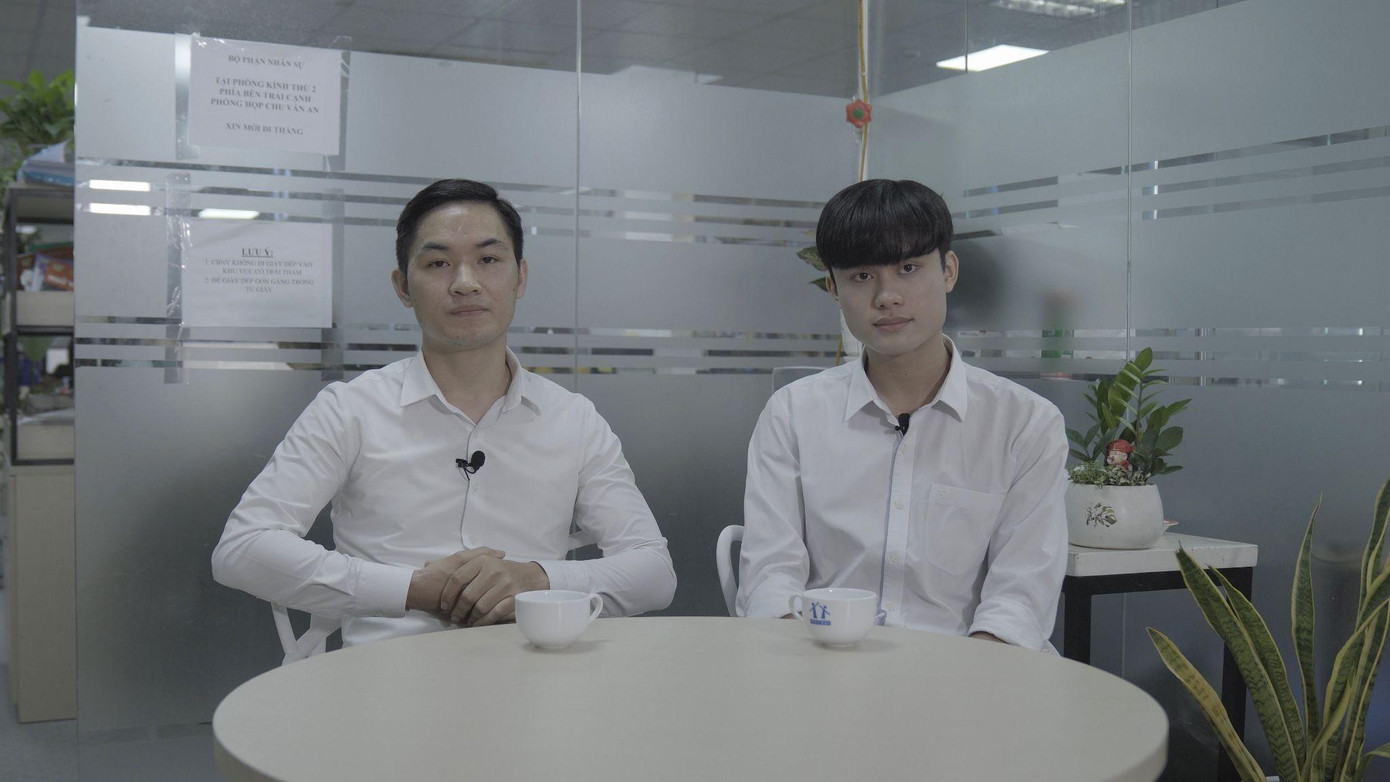 Đàm Văn Hiển và thầy giáo Đỗ Ngọc Hà (bên trái) - giáo viên môn Vật lí Đàm Văn Hiển và thầy giáo Đỗ Ngọc Hà (bên trái) - giáo viên môn Vật lí