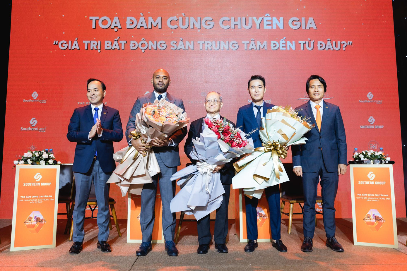 Ông Bùi Hiền (bìa phải) – Tổng giám đốc Southen Group – và ông Tạ Minh Kha (trái) – Tổng giám đốc Southern Land Vietnam – tặng hoa cảm ơn các diễn giả tham gia cuộc tọa đàm.