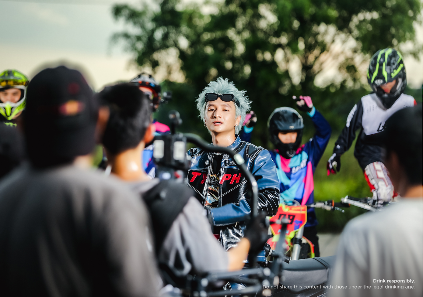 Một phân cảnh của 16 Typh toát lên vẻ bụi bặm, năng động Một phân cảnh của 16 Typh toát lên vẻ bụi bặm, năng động