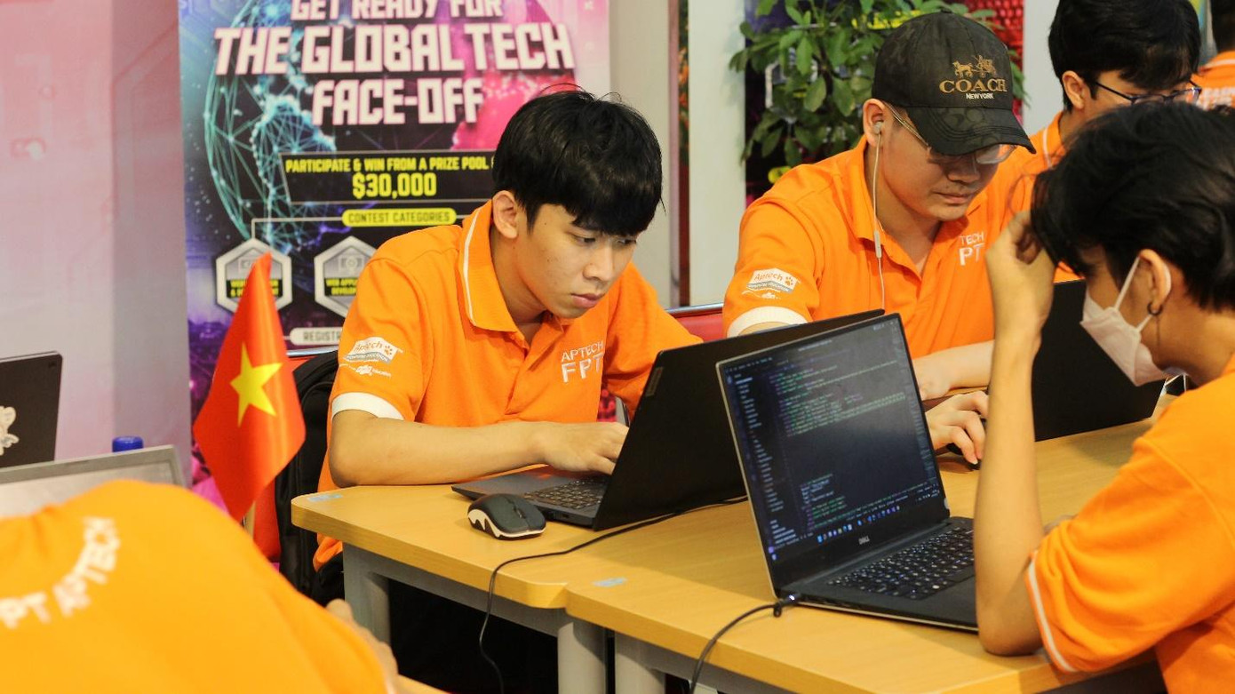 Hình ảnh các sinh viên FPT Aptech HN tập trung cao độ trong cuộc thi Techwiz