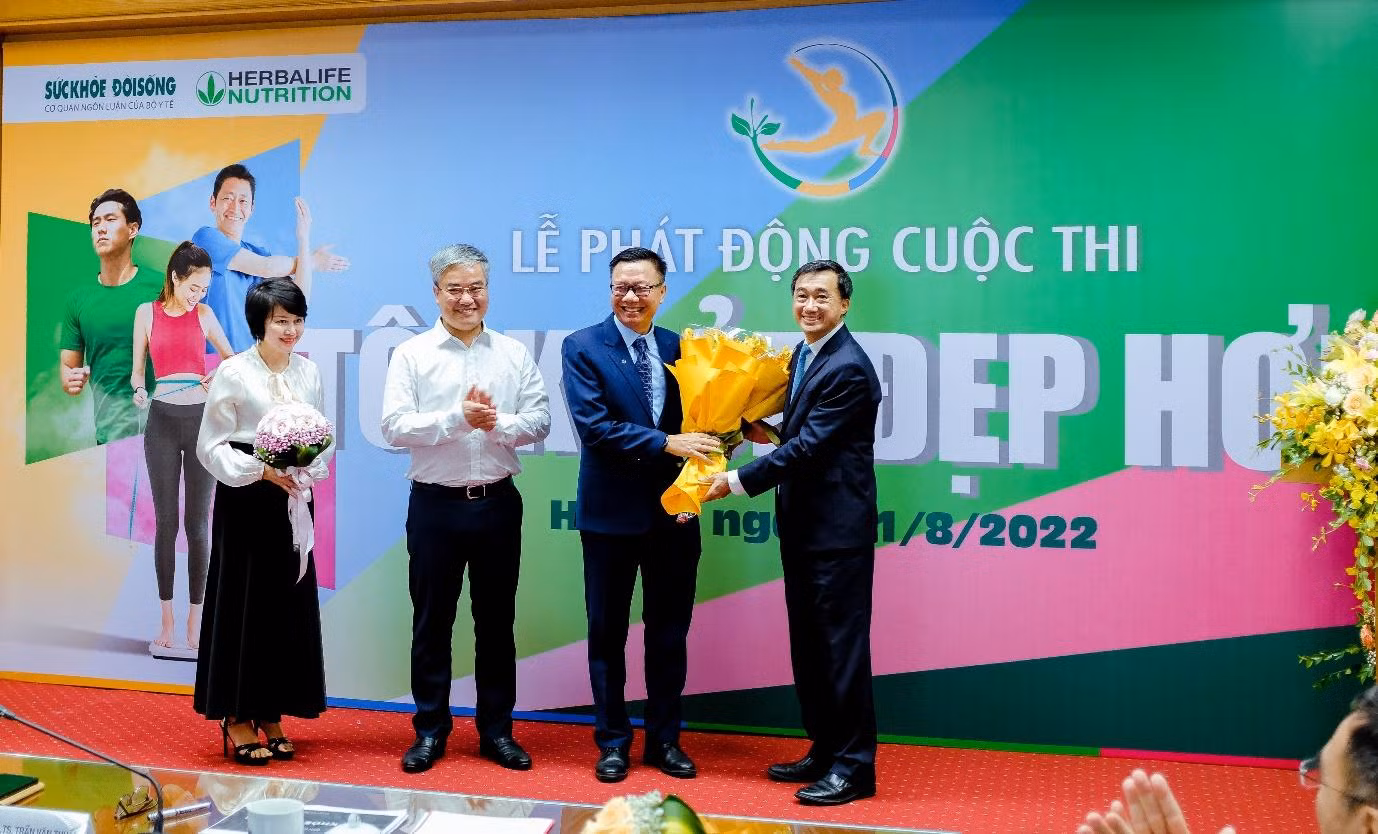 Thứ trưởng Trần Văn Thuấn tặng hoa cho nhà tài trợ Herbalife Việt Nam