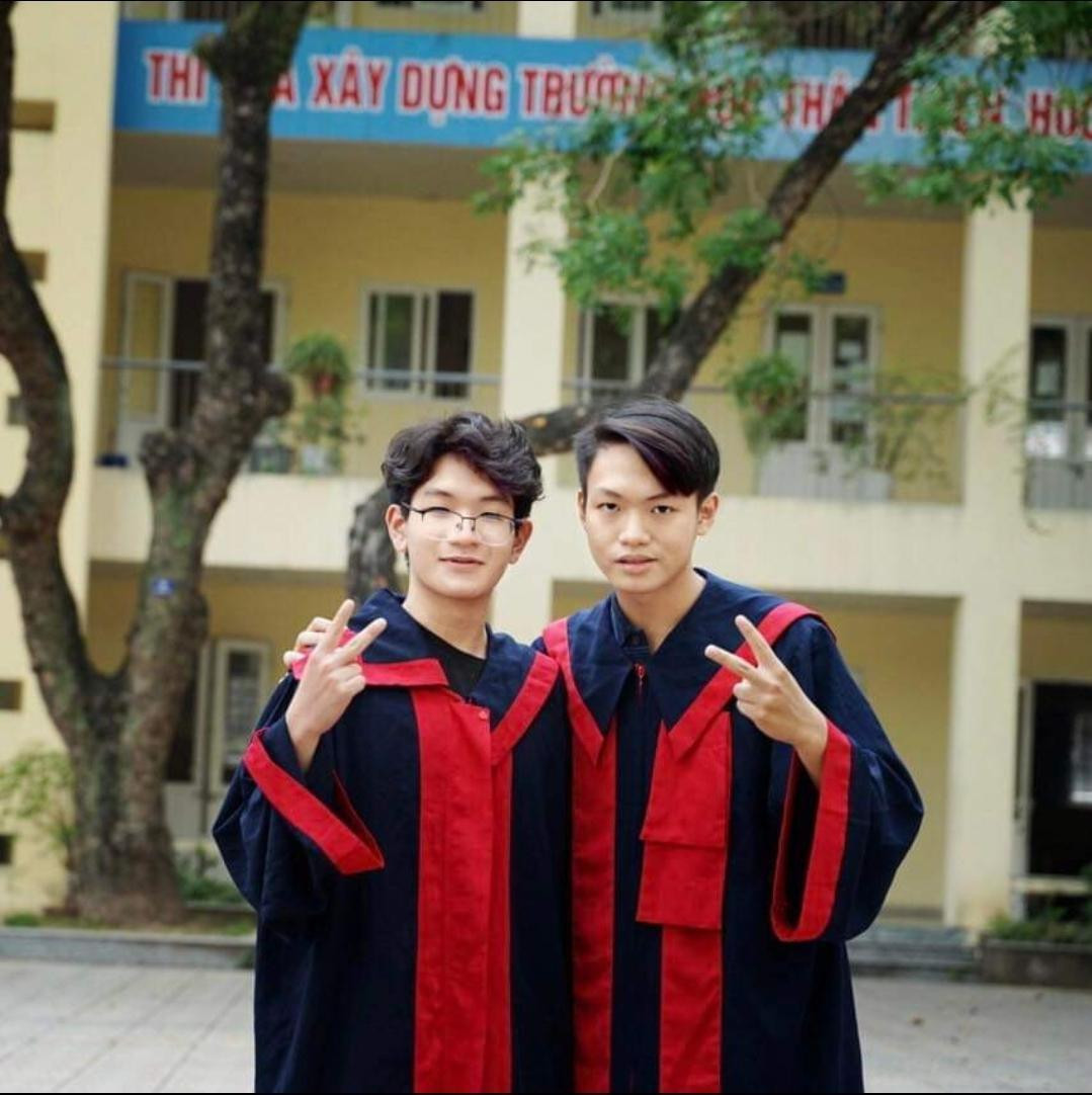 Bạn Nguyễn Vĩnh An (10 điểm môn Vật lí) và bạn Chử Quốc Bảo (9 điểm môn Vật lí) Bạn Nguyễn Vĩnh An (10 điểm môn Vật lí) và bạn Chử Quốc Bảo (9 điểm môn Vật lí)