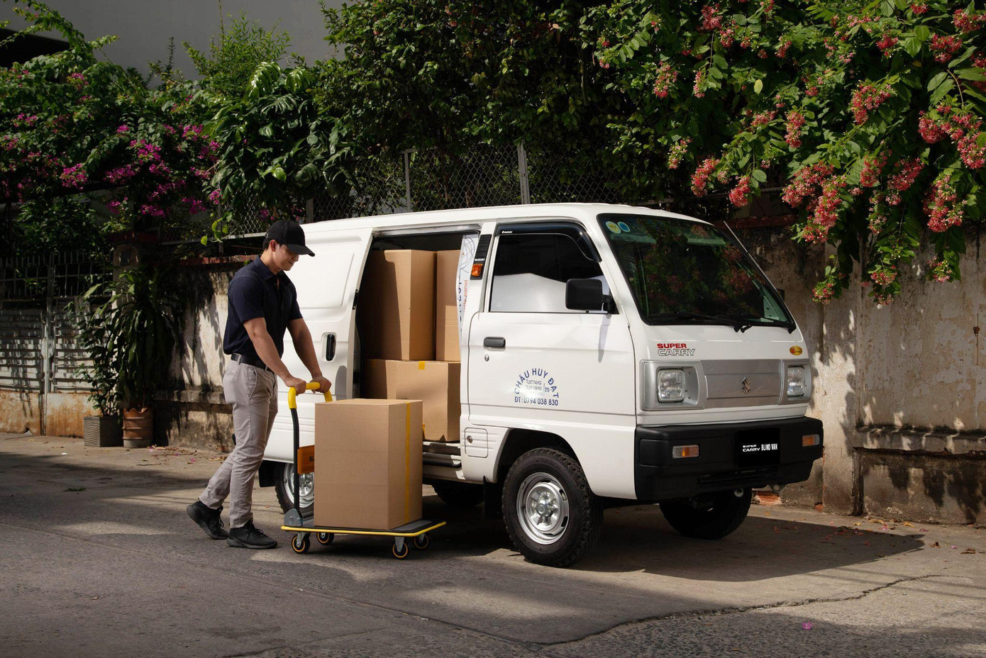 Suzuki Blind Van có kích thước thùng xe rộng rãi, tải trọng lên đến 580kg, giúp chủ xe vận chuyển được nhiều loại hàng hoá khác nhau