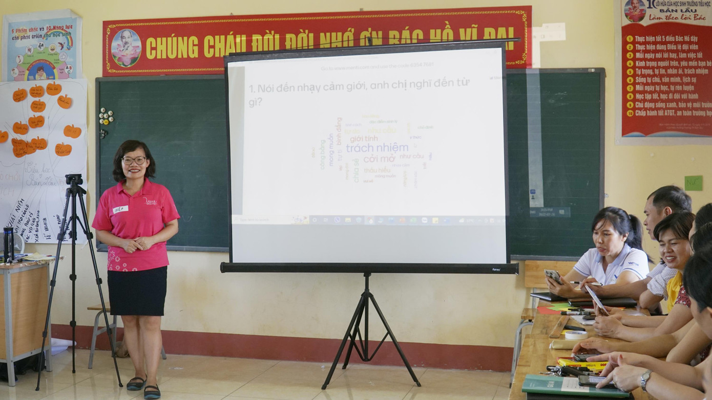 Chị Trần Hồng Điệp – Phó Giám đốc Quỹ Vì Tầm Vóc Việt, giảng viên khóa tập huấn