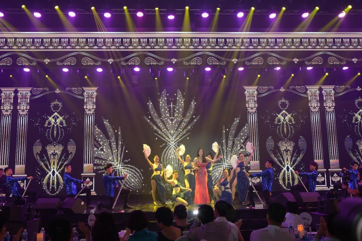 Tái hiện sân khấu Paris by night “Love Story” đến với 1.200 khán giả có mặt tại Cung Hội nghị quốc tế Ariyana