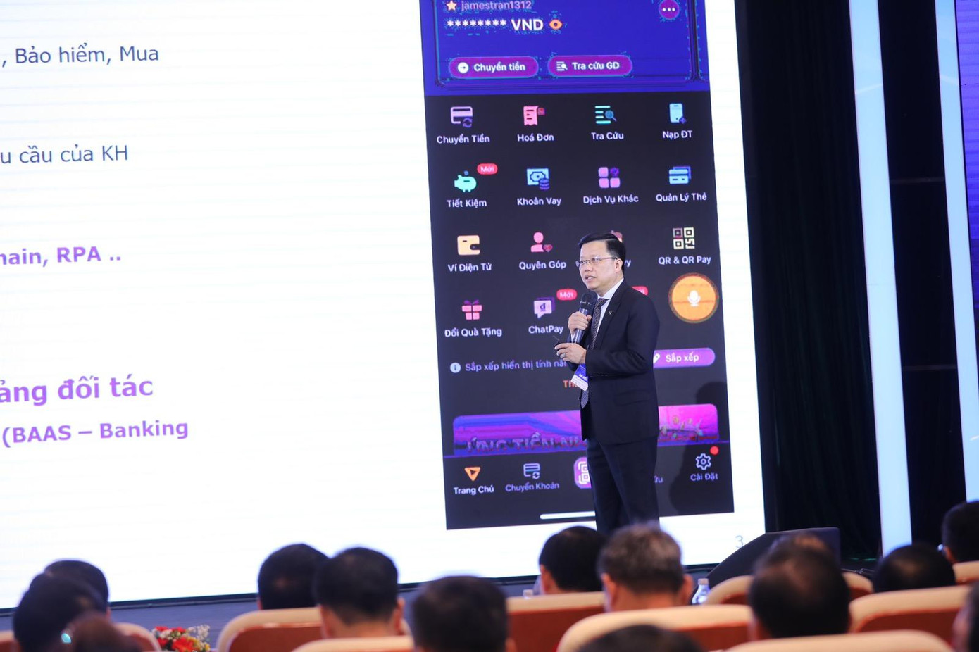 TGĐ Nguyễn Hưng thuyết trình về hệ sinh thái số của TPBank tại Sự kiện Ngày Chuyển đổi số TGĐ Nguyễn Hưng thuyết trình về hệ sinh thái số của TPBank tại Sự kiện Ngày Chuyển đổi số