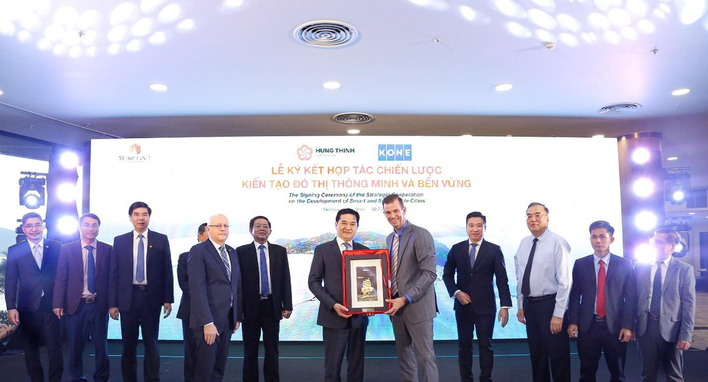 Hai tập đoàn tặng tranh lưu niệm vì sự hợp tác chiến lược Hai tập đoàn tặng tranh lưu niệm vì sự hợp tác chiến lược