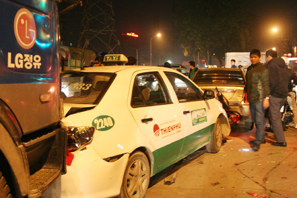 Chiếc xe tải chở xăng dầu như bị mất thứng đã húc các phương tiện đang chờ đèn đỏ