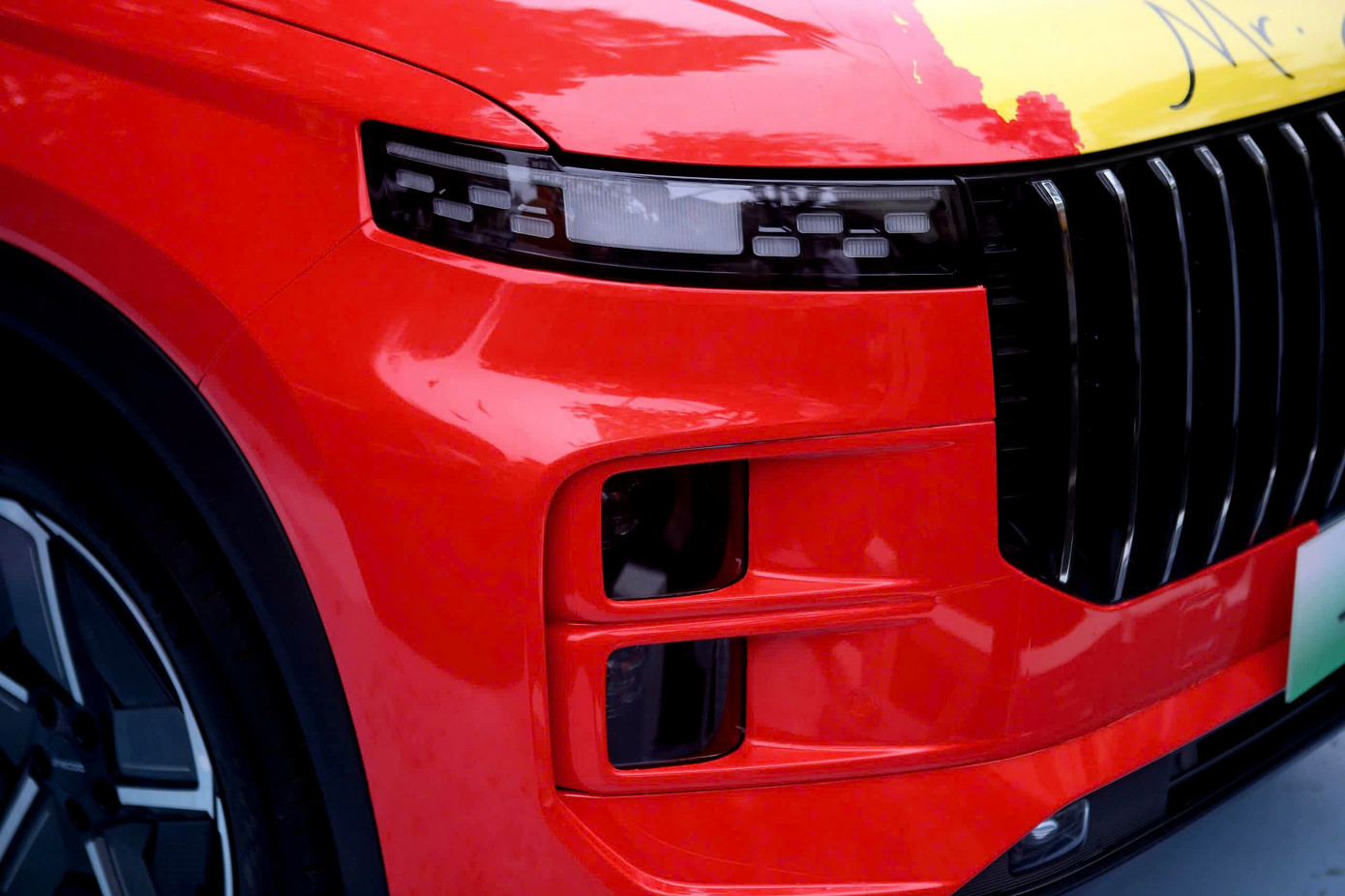 Dòng SUV cỡ C này có thiết kế tổng thể vuông vức. Ngoại thất được tạo điểm nhấn với cụm đèn chiếu sáng ban ngày dạng LED thiết kế lạ mắt, cụm đèn chiếu sáng đặt dọc ở đầu xe, lưới tản nhiệt cỡ lớn, tay nắm cửa ẩn và la-zăng 19 inch. Xe có chiều dài x rộng x cao lần lượt là 4.500 x 1.863 x 1.680 mm và chiều dài cơ sở 2.672 mm. Với kích thước trên J7 PHEV nhỏ hơn các đối thủ trong cùng phân khúc như Mazda CX-5, Hyundai Tucson hay Honda CR-V.