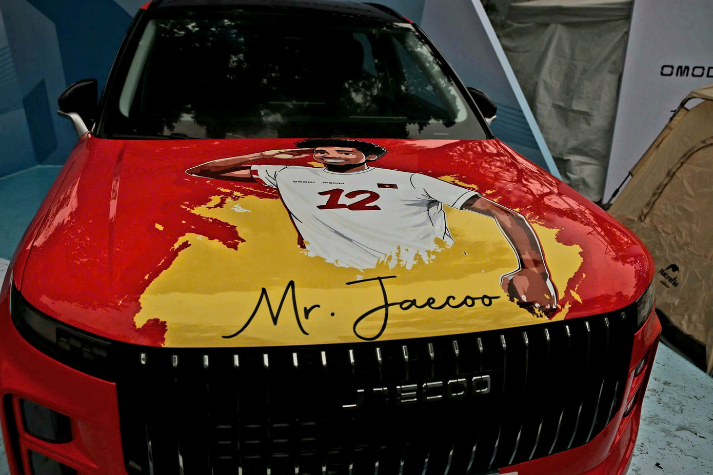 Được giới thiệu tại thị trường Việt vào đầu năm 2025, J7 sẽ tham gia phân khúc SUV cỡ C với các đối thủ sừng sỏ như Mazda CX-5, Honda CR-V, Hyundai Tucson, Kia Sportage hay Ford Territory. J7 bản xăng có giá 799 triệu đồng và bản PHEV là 999 triệu đồng. Giá bán của mẫu SUV cỡ C này cũng tương đồng so với các đối thủ như Mazda CX-5 (giá 749-979 triệu đồng ), Ford Territory (759-899 triệu đồng) hay Hyundai Tucson (769-989 triệu đồng).