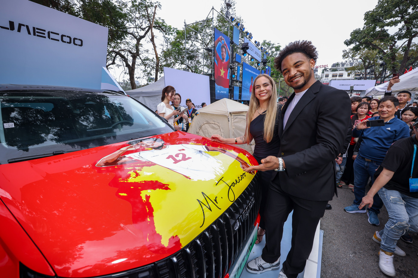 Tại giải đấu Asean Cup 2024 vừa qua, tiền đạo của đội tuyển Việt Nam đã xuất sắc dành được bộ đôi danh hiệu “Cầu thủ xuất sắc nhất giải” và “Vua phá lưới”. Tuy nhiên, niềm vui của “Các chiến binh sao vàng” không trọn vẹn khi tiền đạo Nguyễn Xuân Son dính chấn thương nặng.