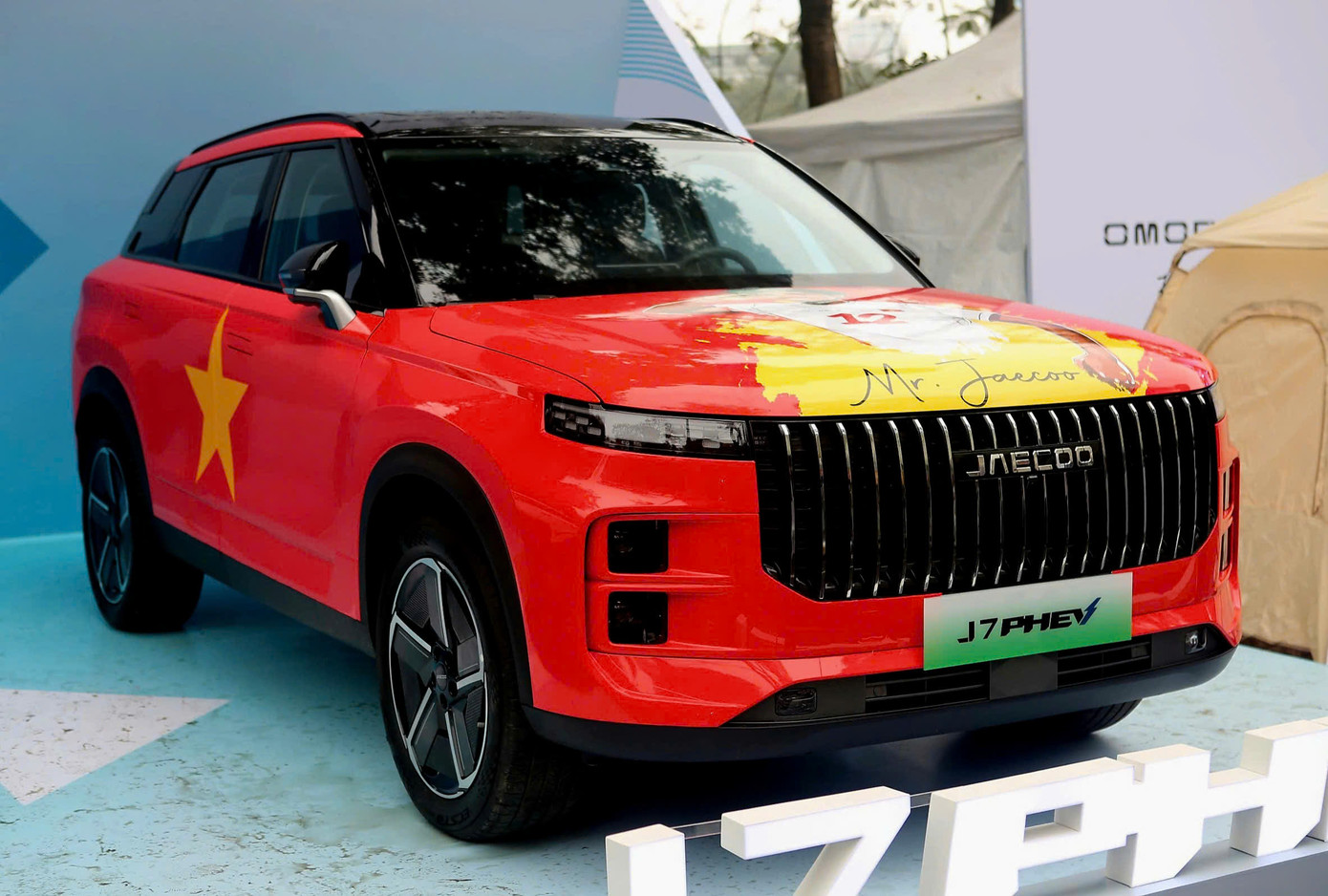 Tại Việt Nam, Jaecoo J7 được bán ra với 2 phiên bản gồm máy xăng và PHEV (hybrid cắm sạc). Phiên bản máy xăng dùng động cơ 1.6L turbo, công suất 183 mã lực, mô-men xoắn cực đại 275 Nm, đi kèm hộp số DCT 7 cấp. Trong khi đó với phiên bản PHEV, hệ thống động cơ hybrid gồm động cơ xăng 1.5L Turbo và động cơ điện, tổng công suất 342 mã lực, mô-men xoắn 525 Nm, đi kèm bộ pin 18,3 kW. Quãng đường di chuyển khi chạy thuần điện là 90 km.