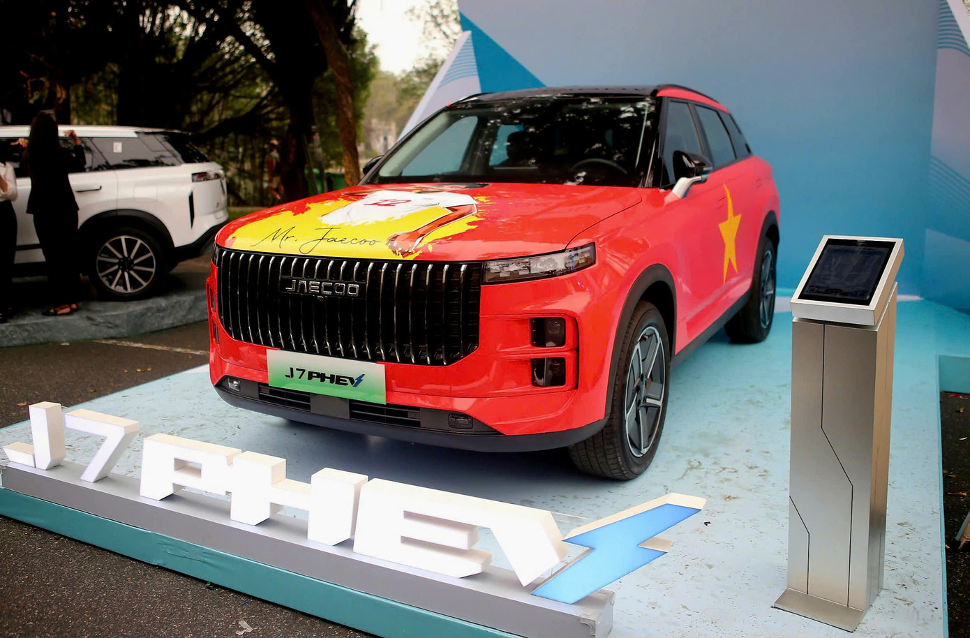 Tiền đạo Nguyễn Xuân Son cũng đóng góp không nhỏ vào chức vô địch của đội tuyển Việt Nam tại giải đấu này. Để tưởng thưởng cho sự cố gắng của Xuân Son trong lần đầu tiên khoác áo tuyển Việt Nam, Omoda &amp; Jaecoo đã tặng cầu thủ này mẫu xe hybrid cắm sạc J7 PHEV.