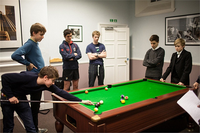 Mặc dù rèn luyện trong môi trường kỷ luật cao, nhưng Eton không phải ngôi trường có mức học phí cao nhất nước Anh