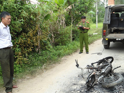 Chiếc xe máy của “cẩu tặc” bị đốt thành than ở Nghi Lộc, Nghệ An. Chiếc xe máy của “cẩu tặc” bị đốt thành than ở Nghi Lộc, Nghệ An
