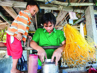 Anh Huệ cùng cháu sửa chữa những vật dụng đơn giản trong nhà như bình nước, các dụng cụ vá lưới giăng câu. Anh Huệ cùng cháu sửa chữa những vật dụng đơn giản trong nhà như bình nước, các dụng cụ vá lưới giăng câu