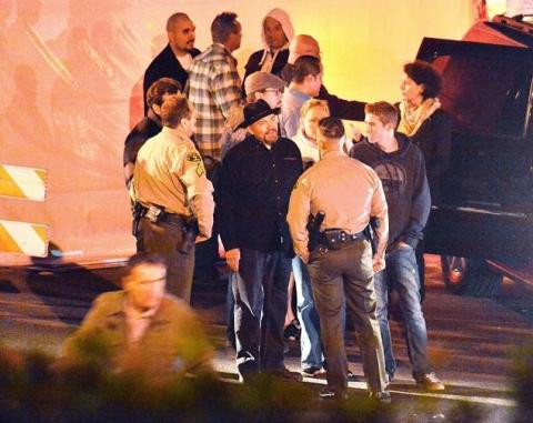 Cha đẻ của Walker nói chuyện với cảnh sát tại nơi xảy ra vụ tai nạn