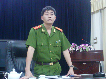 Thiếu tá Nguyễn Hoàng Long – Phó trưởng Công an TP Hải Dương trả lời báo chí chiều 29/8. Ảnh: Tuấn Nguyễn. Thiếu tá Nguyễn Hoàng Long – Phó trưởng CATP Hải Dương trả lời báo chí chiều 29/8