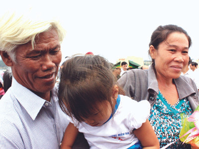 Lão ngư Nguyễn Đảng hạnh phúc bên con gái nhỏ ngày trở về . Ảnh: Nam Cường Lão ngư Nguyễn Đảng hạnh phúc bên con gái nhỏ ngày trở về