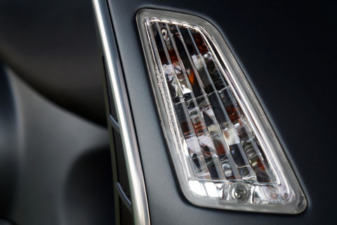 Đèn xi-nhan tương tự Vespa LX, mẫu xe đã dừng sản xuất và thay thế bởi Vespa Primavera