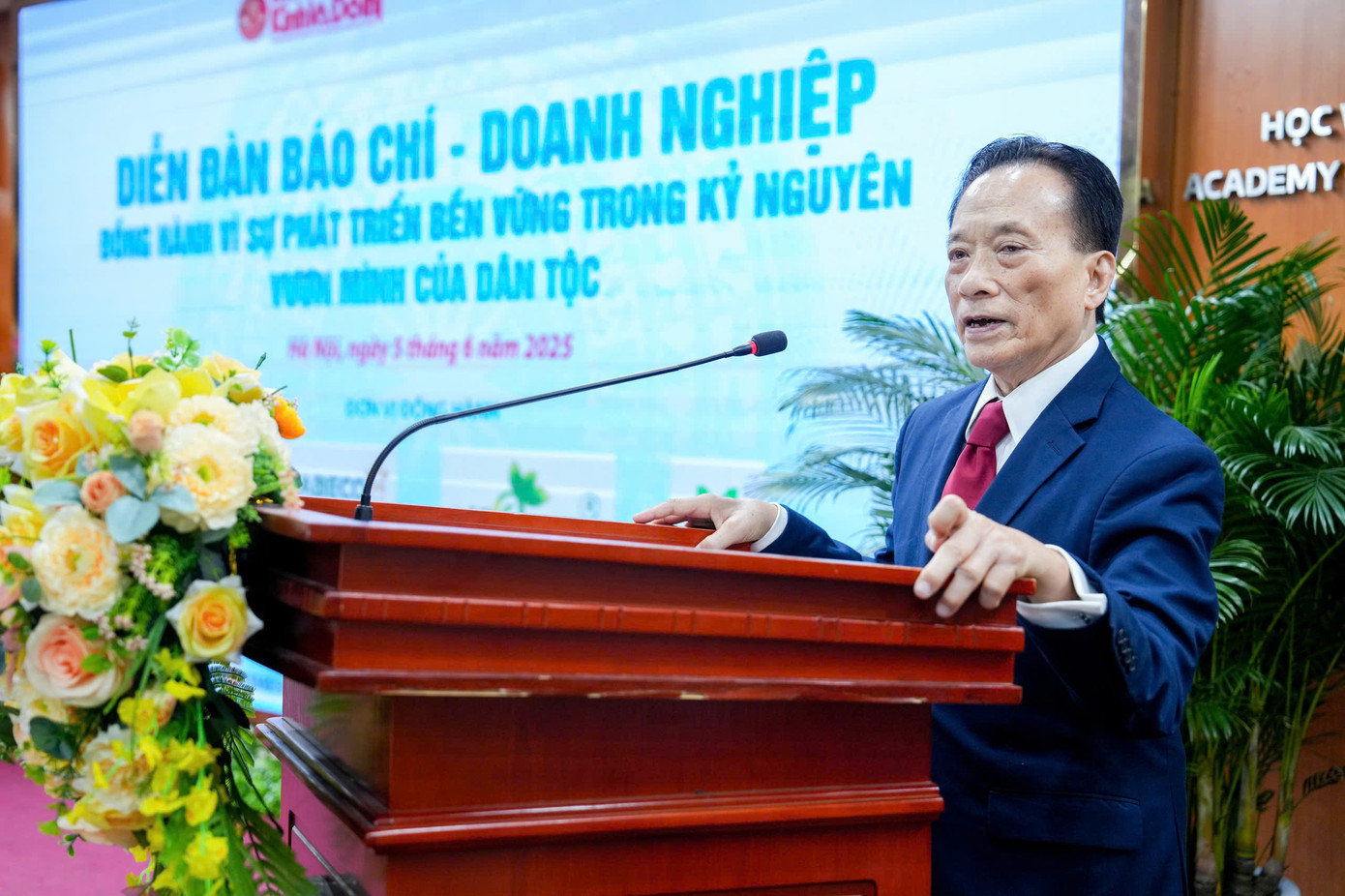 TS. Nguyễn Trí Hiếu (trái) và chuyên gia Nguyễn Đức Kiên nêu vai trò của báo chí đối với sự phát triển bền vững của doanh nghiệp. TS. Nguyễn Trí Hiếu (trái) và chuyên gia Nguyễn Đức Kiên nêu vai trò của báo chí đối với sự phát triển bền vững của doanh nghiệp.