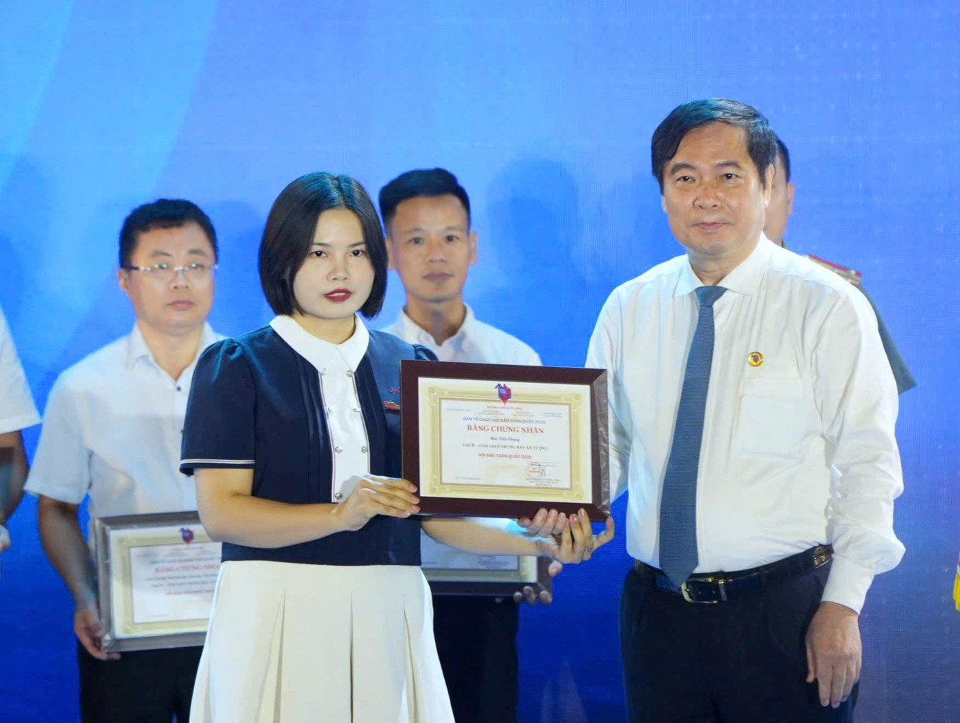 Nhà báo Nguyễn Thị Toan, Phó Thư ký Chi hội Nhà báo Báo Tiền Phong, Phó Trưởng ban Phóng viên Báo in (bên trái) thay mặt Ban biên tập báo Tiền Phong nhận giải B Gian trưng bày ấn tượng.