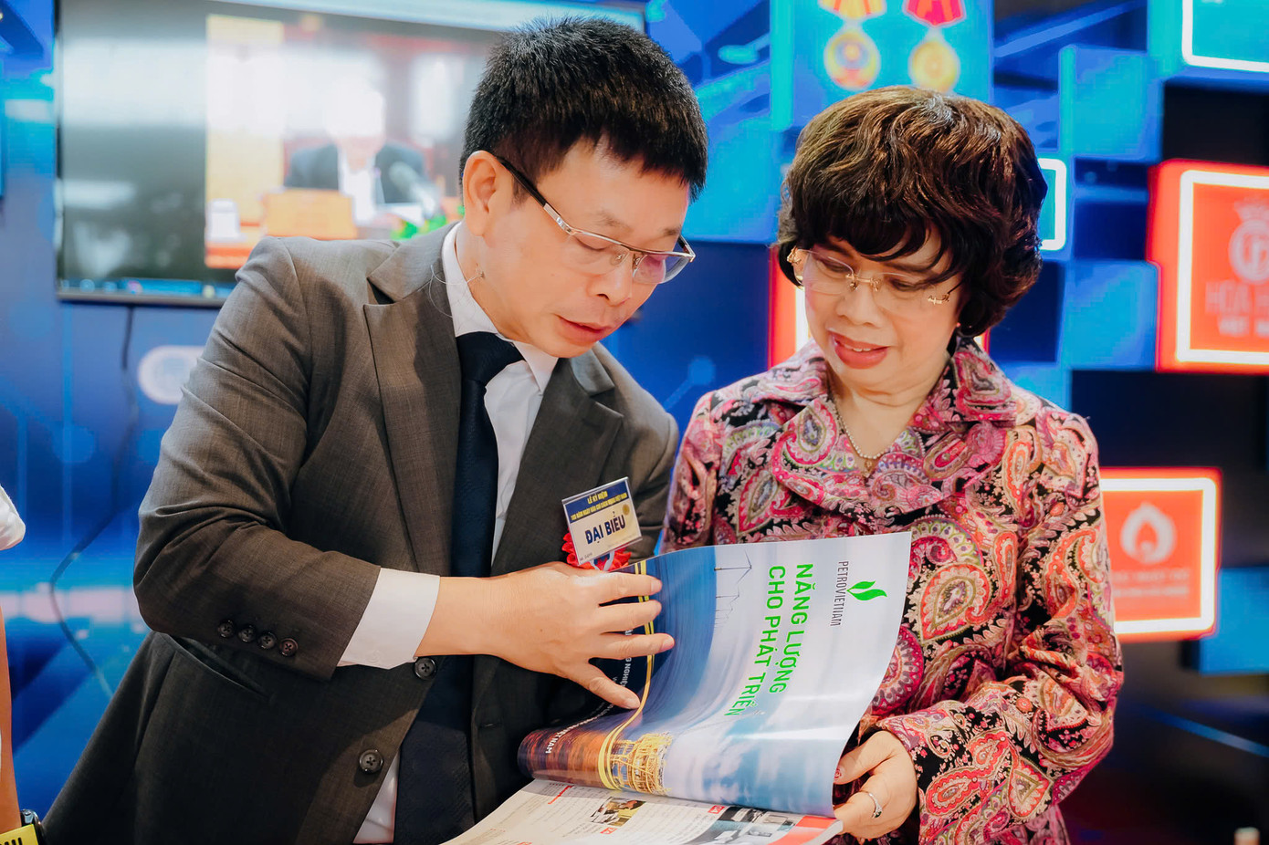 Bà Thái Hương, anh hùng lao động thời kỳ đổi mới, nhà sáng lập tập đoàn TH tham quan gian trưng bày báo Tiền Phong. Bà Thái Hương, anh hùng lao động thời kỳ đổi mới, nhà sáng lập tập đoàn TH tham quan gian trưng bày báo Tiền Phong.