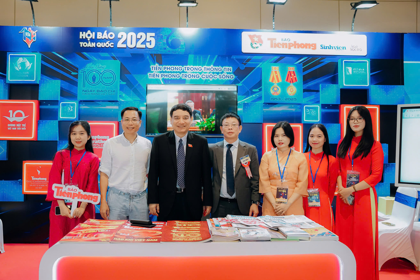 Ủy viên T.Ư Đảng, Chủ nhiệm Ủy ban Văn hóa và Xã hội của Quốc hội (thứ 3 từ trái qua) Nguyễn Đắc Vinh động viên lãnh đạo và tập thể báo Tiền Phong. Ủy viên T.Ư Đảng, Chủ nhiệm Ủy ban Văn hóa và Xã hội của Quốc hội (thứ 3 từ trái qua) Nguyễn Đắc Vinh động viên lãnh đạo và tập thể báo Tiền Phong.