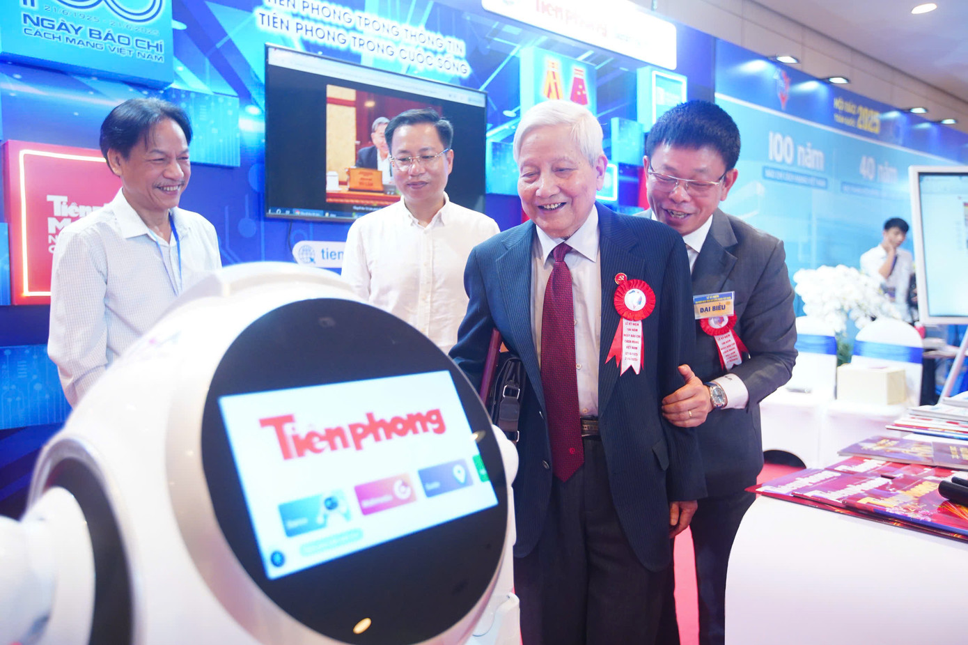 Nhà báo Phùng Công Sưởng giới thiệu với nhà báo lão thành Hà Đăng về robot Misa Ava. Robot thực hiện ngay yêu cầu viết một bài thơ tặng nhà báo Hà Đăng. Lấy ý tưởng trí tuệ nhân tạo đồng hành và hỗ trợ báo chí, báo Tiền Phong đã mang đến những trải nghiệm mới nhất về công nghệ hiện nay. Nhà báo Phùng Công Sưởng giới thiệu với nhà báo lão thành Hà Đăng về robot Misa Ava. Robot thực hiện ngay yêu cầu viết một bài thơ tặng nhà báo Hà Đăng. Lấy ý tưởng trí tuệ nhân tạo đồng hành và hỗ trợ báo chí, báo Tiền Phong đã mang đến những trải nghiệm mới nhất về công nghệ hiện nay.