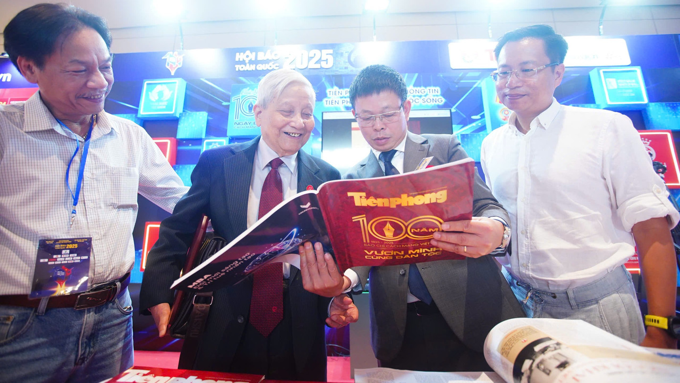 Nhà báo Phùng Công Sưởng giới thiệu với nhà báo lão thành Hà Đăng về robot Misa Ava. Robot thực hiện ngay yêu cầu viết một bài thơ tặng nhà báo Hà Đăng. Lấy ý tưởng trí tuệ nhân tạo đồng hành và hỗ trợ báo chí, báo Tiền Phong đã mang đến những trải nghiệm mới nhất về công nghệ hiện nay. Nhà báo Phùng Công Sưởng giới thiệu với nhà báo lão thành Hà Đăng về robot Misa Ava. Robot thực hiện ngay yêu cầu viết một bài thơ tặng nhà báo Hà Đăng. Lấy ý tưởng trí tuệ nhân tạo đồng hành và hỗ trợ báo chí, báo Tiền Phong đã mang đến những trải nghiệm mới nhất về công nghệ hiện nay.