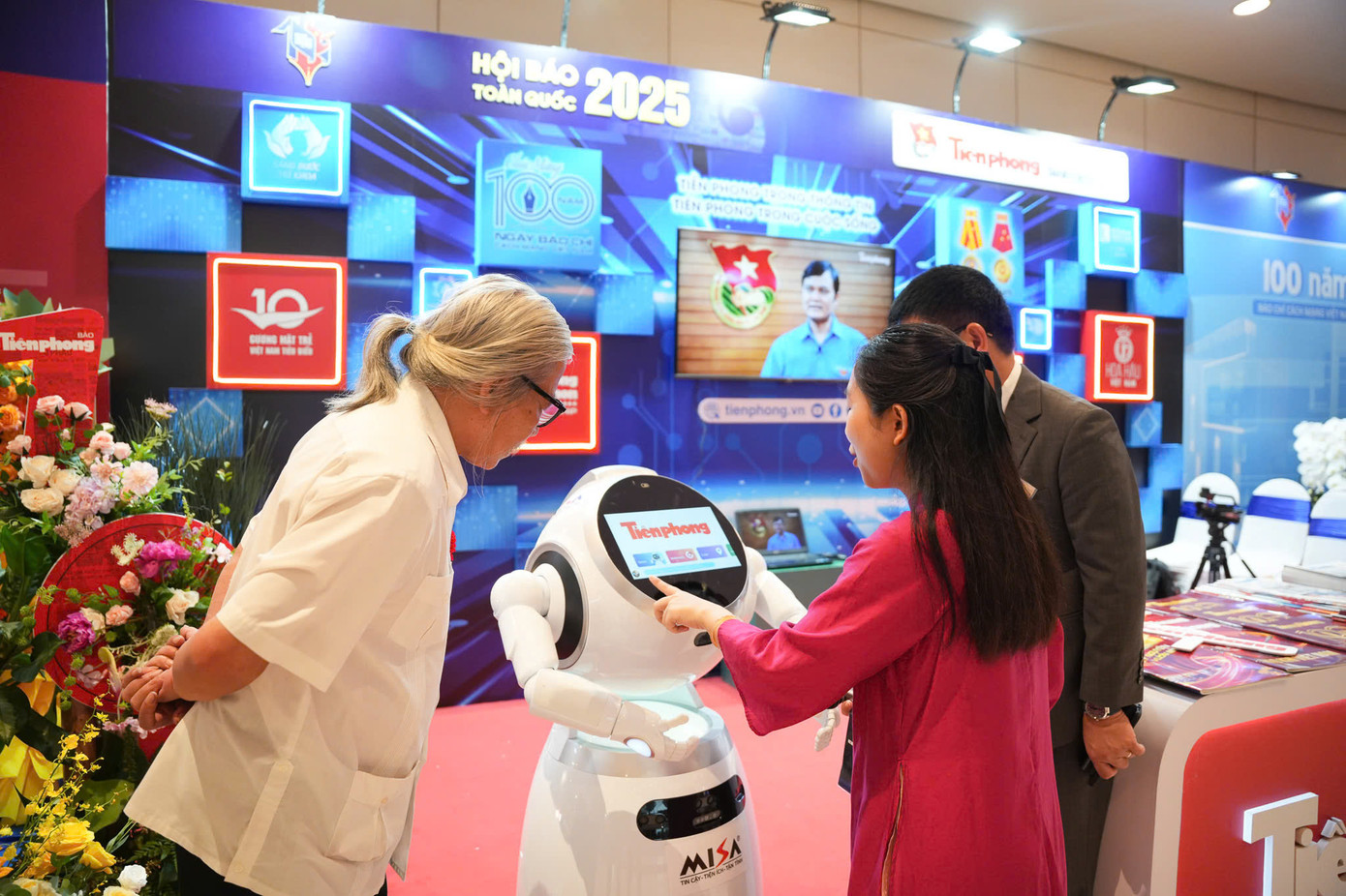 Robot thân thiện, giải đáp một số câu hỏi trong thời gian ngắn, có thể nhảy, làm thơ và đặc biệt viết tin ngắn. Robot thân thiện, giải đáp một số câu hỏi trong thời gian ngắn, có thể nhảy, làm thơ và đặc biệt viết tin ngắn.