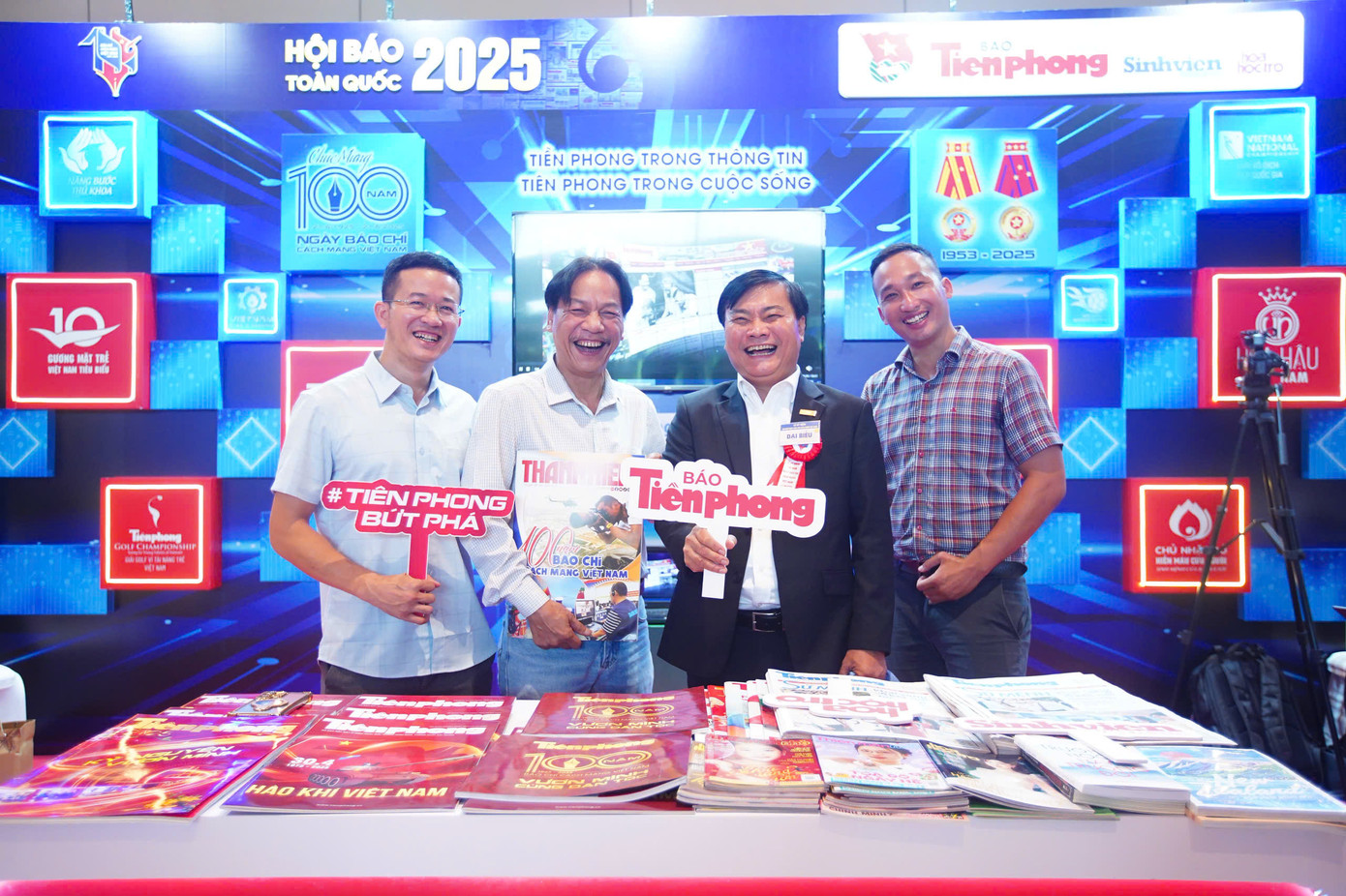 Hội Báo Toàn quốc 2025 cũng là dịp hội ngộ của nhiều thế hệ làm báo, là nơi đồng nghiệp chung vui và chia sẻ những câu chuyện nghề và gợi mở những ý tưởng sáng tạo. Hội Báo Toàn quốc 2025 cũng là dịp hội ngộ của nhiều thế hệ làm báo, là nơi đồng nghiệp chung vui và chia sẻ những câu chuyện nghề và gợi mở những ý tưởng sáng tạo.