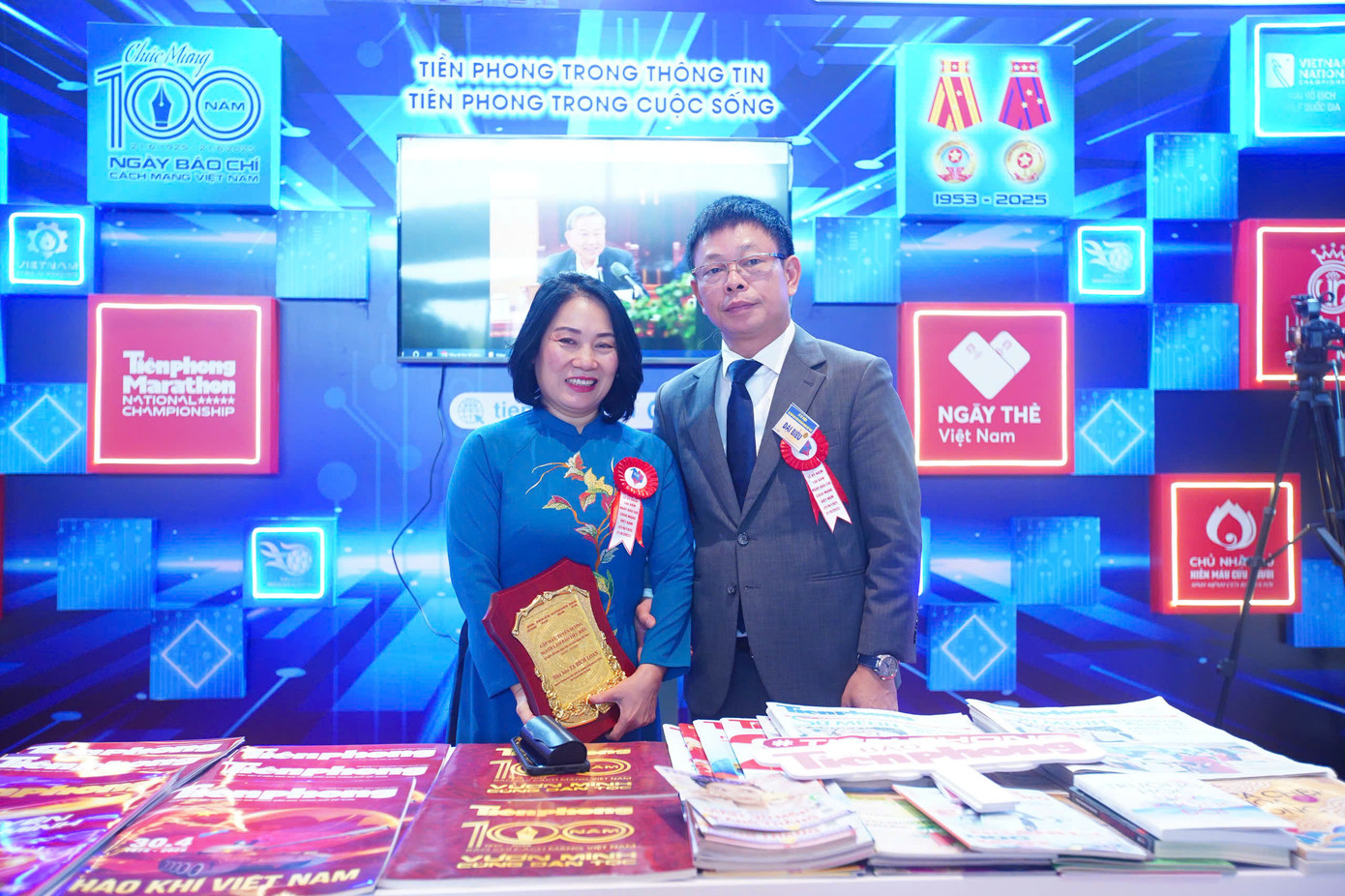 Hội Báo Toàn quốc 2025 cũng là dịp hội ngộ của nhiều thế hệ làm báo, là nơi đồng nghiệp chung vui và chia sẻ những câu chuyện nghề và gợi mở những ý tưởng sáng tạo. Hội Báo Toàn quốc 2025 cũng là dịp hội ngộ của nhiều thế hệ làm báo, là nơi đồng nghiệp chung vui và chia sẻ những câu chuyện nghề và gợi mở những ý tưởng sáng tạo.