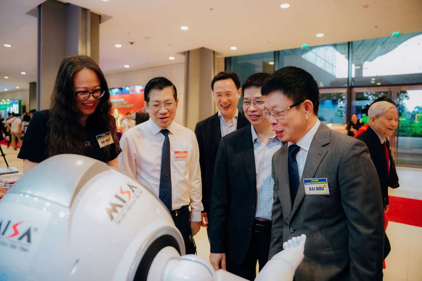 Robot thân thiện, giải đáp một số câu hỏi trong thời gian ngắn, có thể nhảy, làm thơ và đặc biệt viết tin ngắn. Robot thân thiện, giải đáp một số câu hỏi trong thời gian ngắn, có thể nhảy, làm thơ và đặc biệt viết tin ngắn.