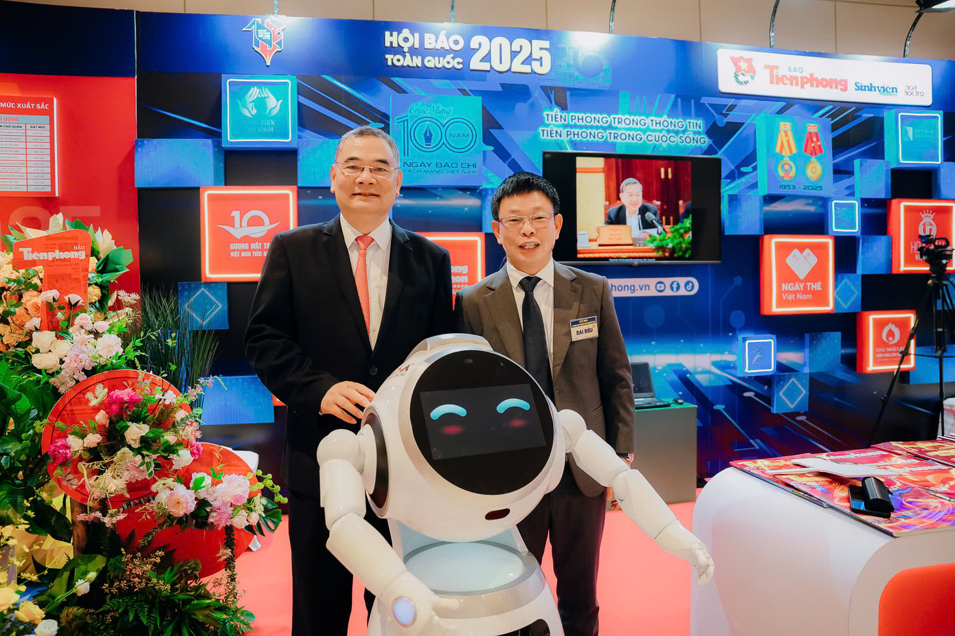 Trung tướng Tô Ân Xô - trợ lý Tổng Bí thư Tô Lâm - và nhà báo Phùng Công Sưởng, Tổng Biên tập báo Tiền Phong tương tác với robot tại gian Trưng bày báo Tiền Phong. Trung tướng Tô Ân Xô - trợ lý Tổng Bí thư Tô Lâm - và nhà báo Phùng Công Sưởng, Tổng Biên tập báo Tiền Phong tương tác với robot tại gian Trưng bày báo Tiền Phong.