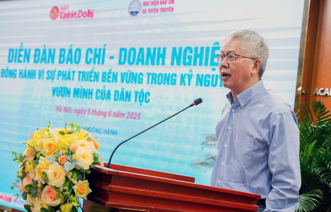 TS. Nguyễn Trí Hiếu (trái) và chuyên gia Nguyễn Đức Kiên nêu vai trò của báo chí đối với sự phát triển bền vững của doanh nghiệp. TS. Nguyễn Trí Hiếu (trái) và chuyên gia Nguyễn Đức Kiên nêu vai trò của báo chí đối với sự phát triển bền vững của doanh nghiệp.