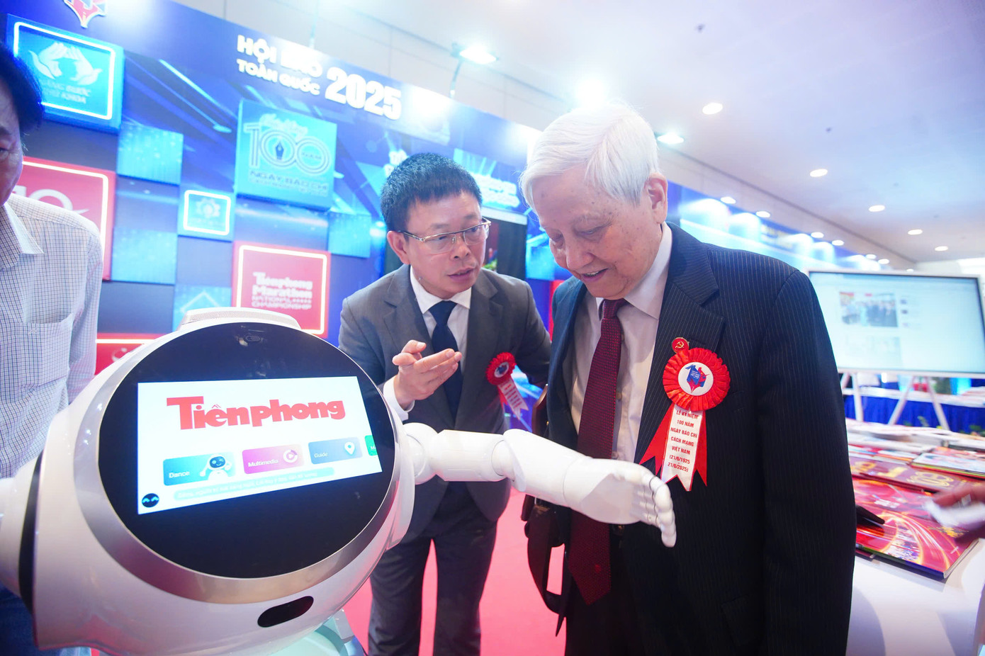 Nhà báo Phùng Công Sưởng giới thiệu với nhà báo lão thành Hà Đăng về robot Misa Ava. Robot thực hiện ngay yêu cầu viết một bài thơ tặng nhà báo Hà Đăng. Lấy ý tưởng trí tuệ nhân tạo đồng hành và hỗ trợ báo chí, báo Tiền Phong đã mang đến những trải nghiệm mới nhất về công nghệ hiện nay. Nhà báo Phùng Công Sưởng giới thiệu với nhà báo lão thành Hà Đăng về robot Misa Ava. Robot thực hiện ngay yêu cầu viết một bài thơ tặng nhà báo Hà Đăng. Lấy ý tưởng trí tuệ nhân tạo đồng hành và hỗ trợ báo chí, báo Tiền Phong đã mang đến những trải nghiệm mới nhất về công nghệ hiện nay.