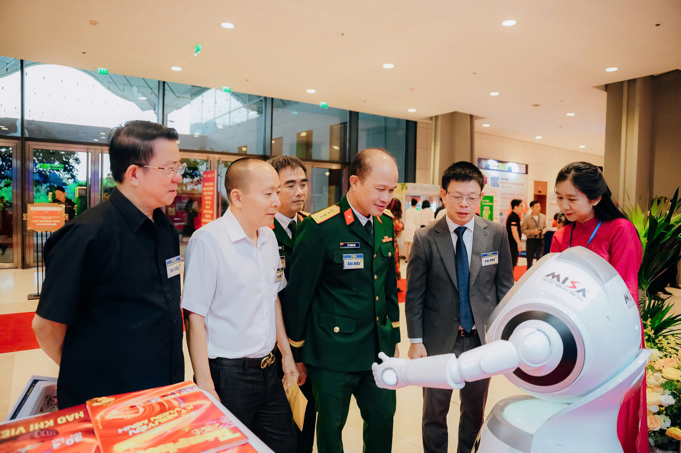 Robot thân thiện, giải đáp một số câu hỏi trong thời gian ngắn, có thể nhảy, làm thơ và đặc biệt viết tin ngắn. Robot thân thiện, giải đáp một số câu hỏi trong thời gian ngắn, có thể nhảy, làm thơ và đặc biệt viết tin ngắn.