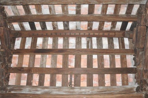 Trên nóc nhà có dòng chữ Nho. Trên nóc nhà có dòng chữ Nho