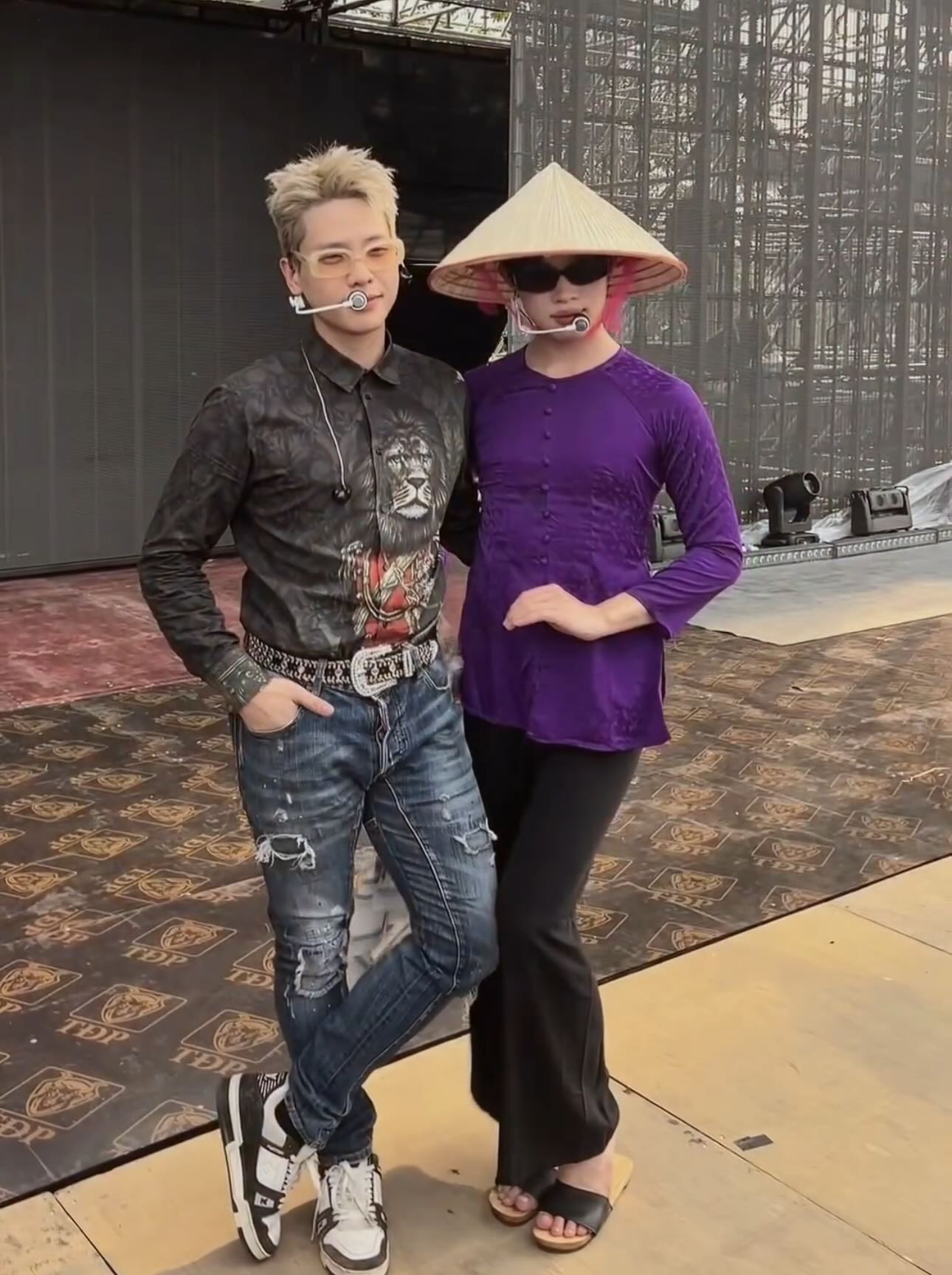 "Boy phố" sánh đôi bên Kiều "miệt vườn", combo khiến các fan "gục ngã". "Boy phố" sánh đôi bên Kiều "miệt vườn", combo khiến các fan "gục ngã".