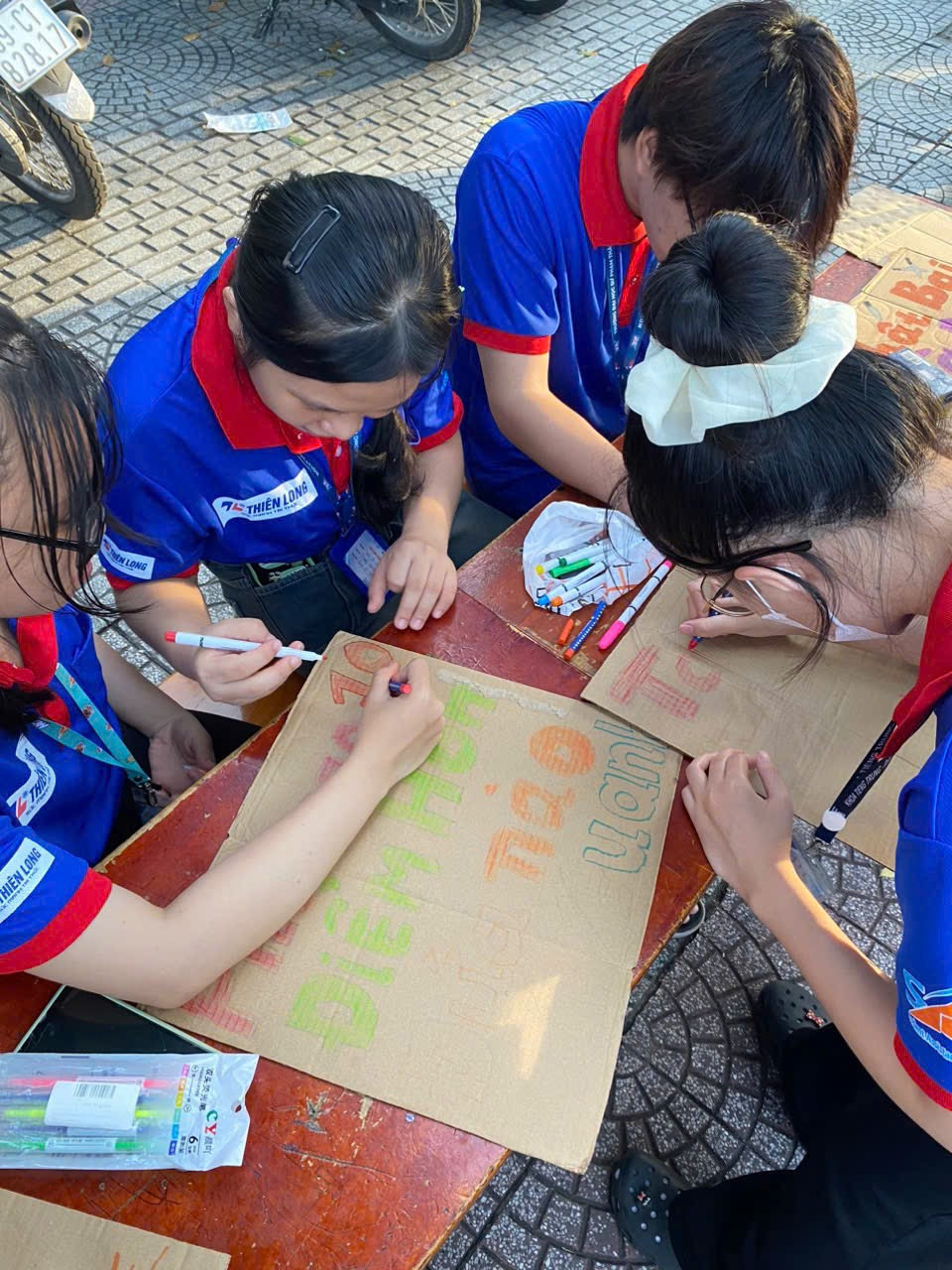 "Mỗi năm các bạn đều sẽ bắt trend và sáng tạo ra nhiều hình thức mới để gây ấn tượng và truyền động lực cho các sĩ tử", Khoa chia sẻ. "Mỗi năm các bạn đều sẽ bắt trend và sáng tạo ra nhiều hình thức mới để gây ấn tượng và truyền động lực cho các sĩ tử", Khoa chia sẻ.