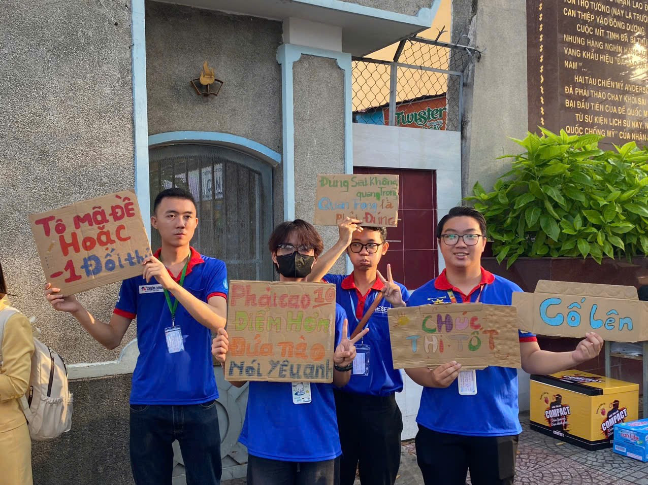 Lời nhắc nhở đáng yêu "Tô mã đề hoặc -1 đối thủ" từ các tình nguyện viên tại điểm thi trường THPT Ten Lơ Man, Quận 1. Lời nhắc nhở đáng yêu "Tô mã đề hoặc -1 đối thủ" từ các tình nguyện viên tại điểm thi trường THPT Ten Lơ Man, Quận 1.