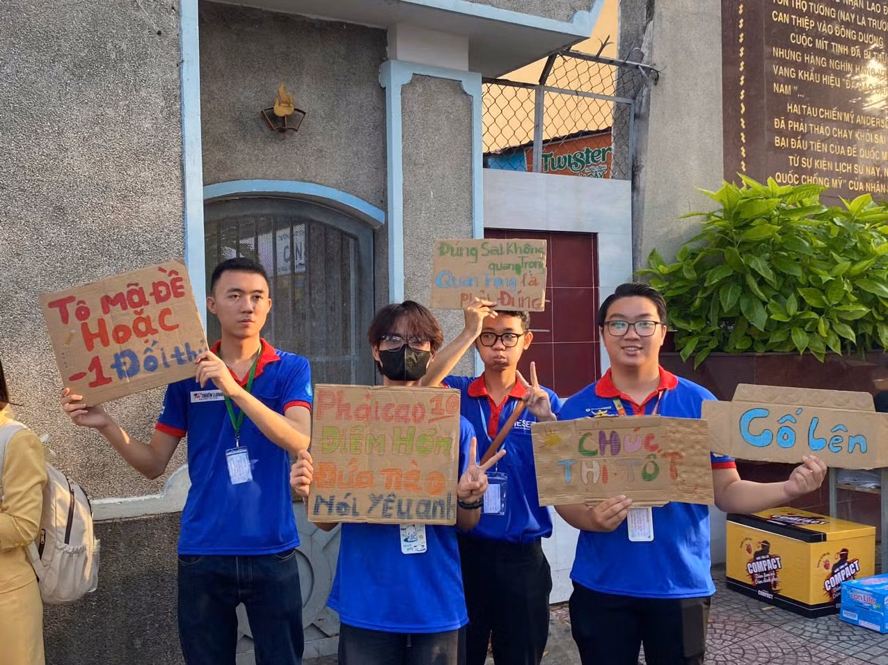 Lời nhắc nhở đáng yêu "Tô mã đề hoặc -1 đối thủ" từ các tình nguyện viên tại điểm thi trường THPT Ten Lơ Man, Quận 1.