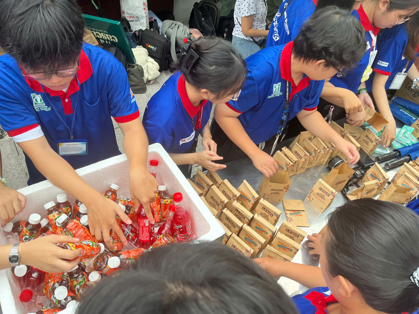 Các tình nguyện viên cẩn thận chia từng phần quà vào túi giấy, gửi tặng các sĩ tử tại điểm thi Trường THPT Ten Lơ Man, Quận 1. Các tình nguyện viên cẩn thận chia từng phần quà vào túi giấy, gửi tặng các sĩ tử tại điểm thi Trường THPT Ten Lơ Man, Quận 1.