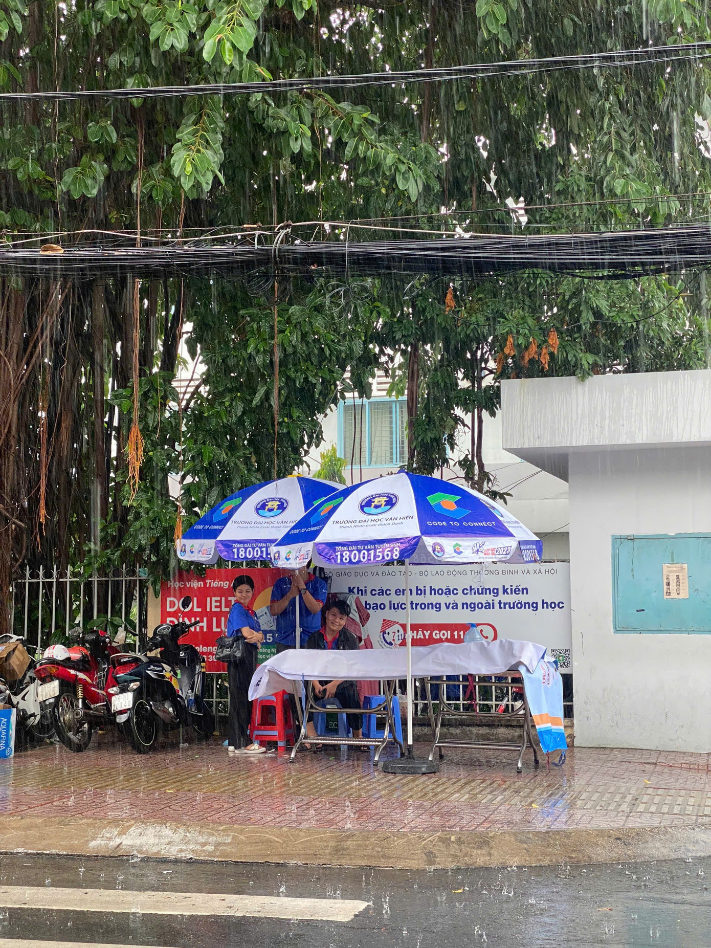 Cùng nhau trú mưa để "tiếp lửa" cho các sĩ tử. Cùng nhau trú mưa để "tiếp lửa" cho các sĩ tử.