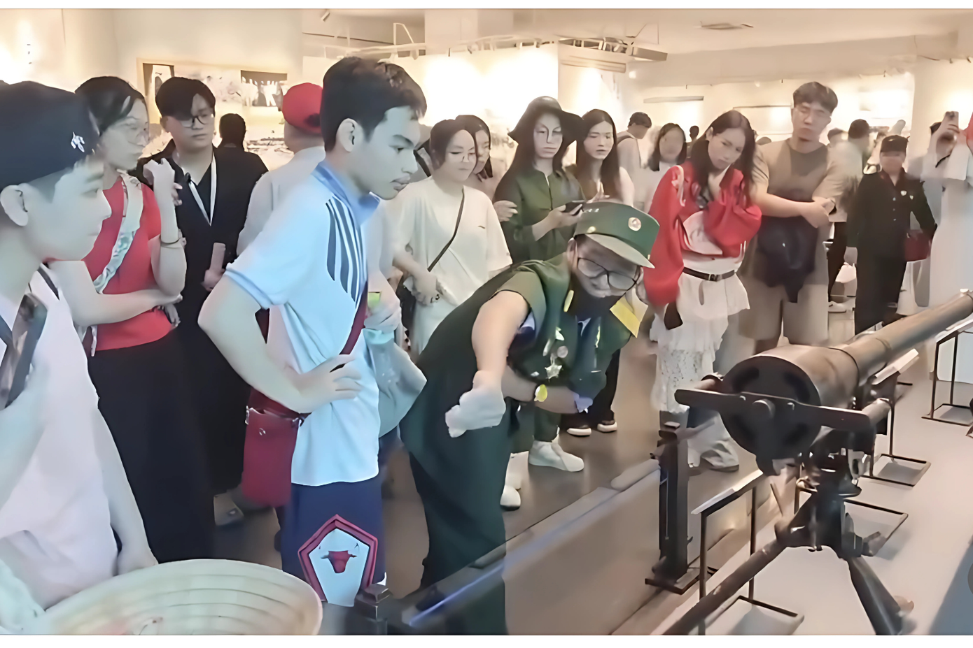 Một tài khoản hài hước bình luận: &quot;Được một vị &quot;hướng dẫn viên đặc biệt&quot; giới thiệu như vậy thì còn gì bằng&quot;. Ảnh: Sweetcherry.